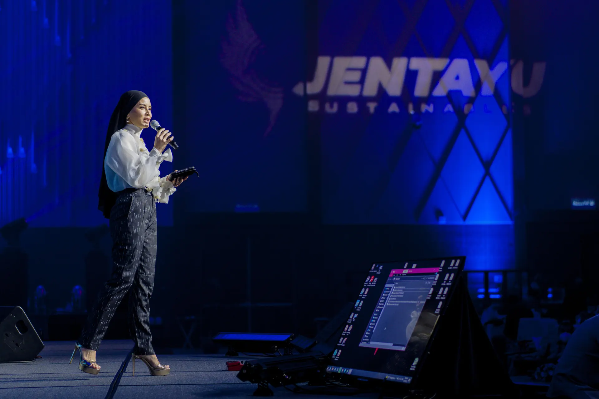 Daphne Iking presenting on the Jentayu stage